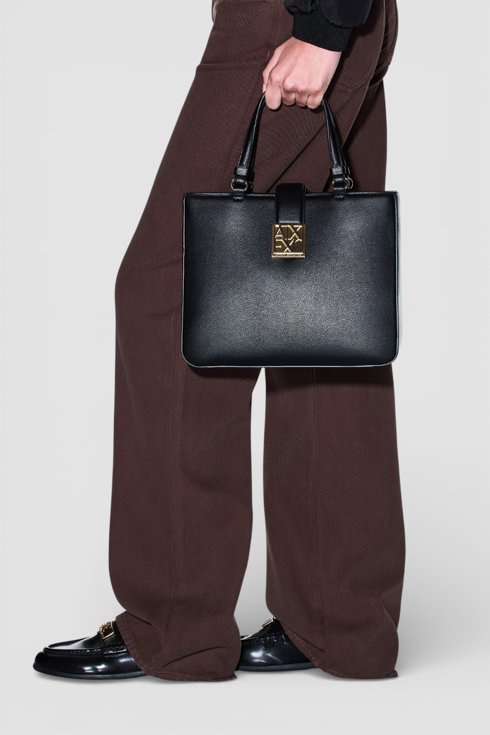 תמונת כל הלוק של תיק נשיאה